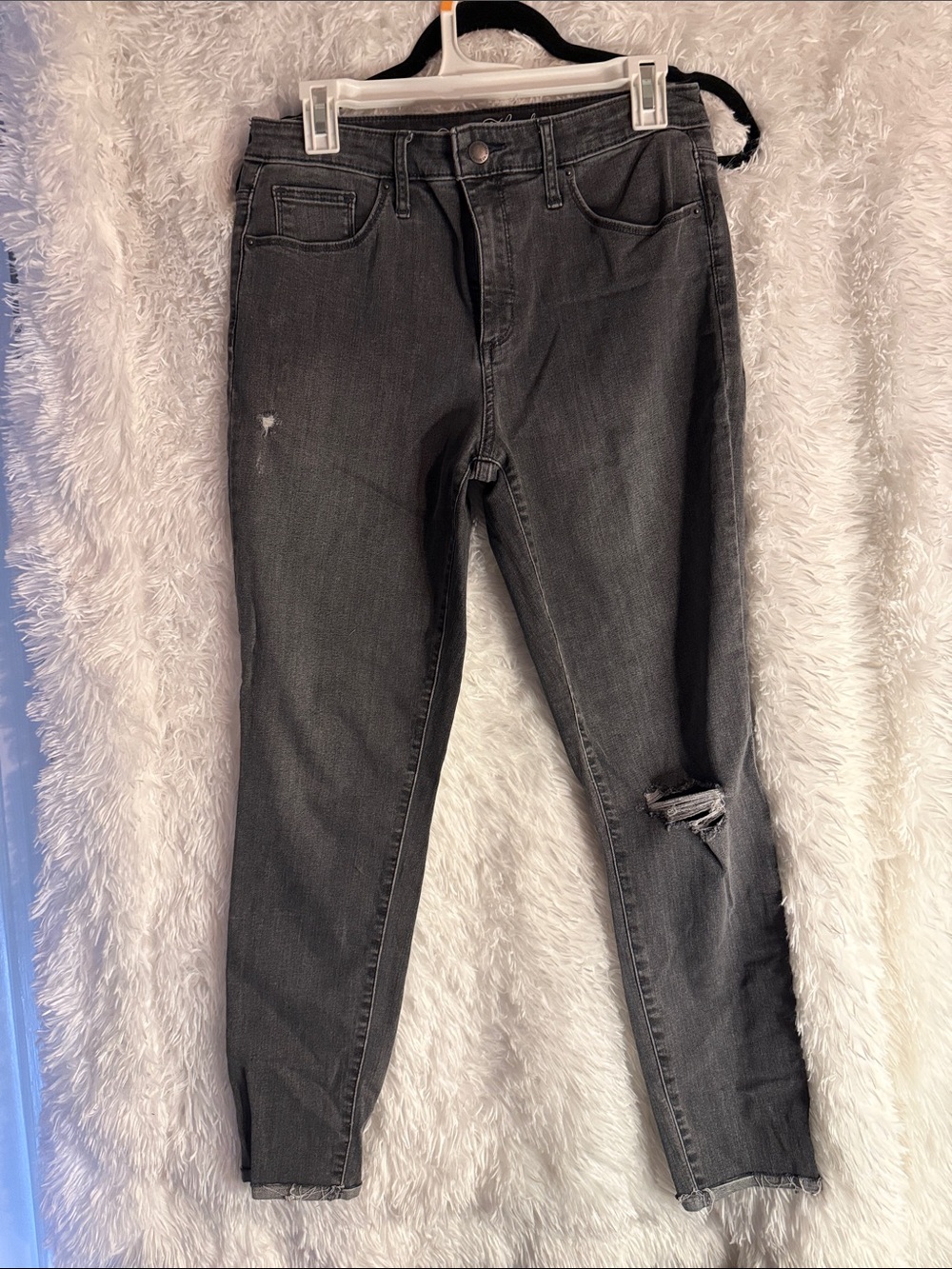 Women’s Gray Distressed Skinny Jeans